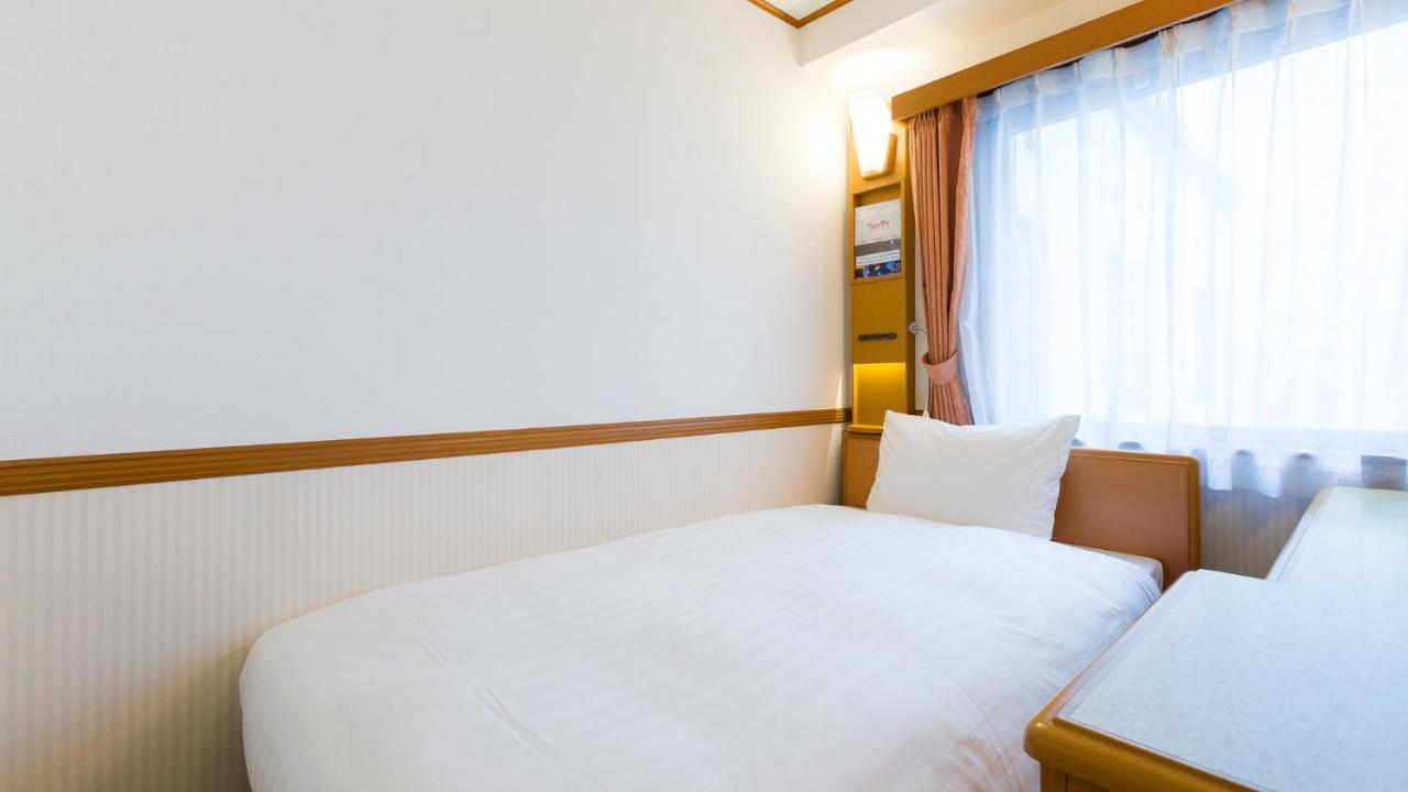 Toyoko Inn Tokyo Shinagawa Aomono-Yokocho-Eki Szoba fotó